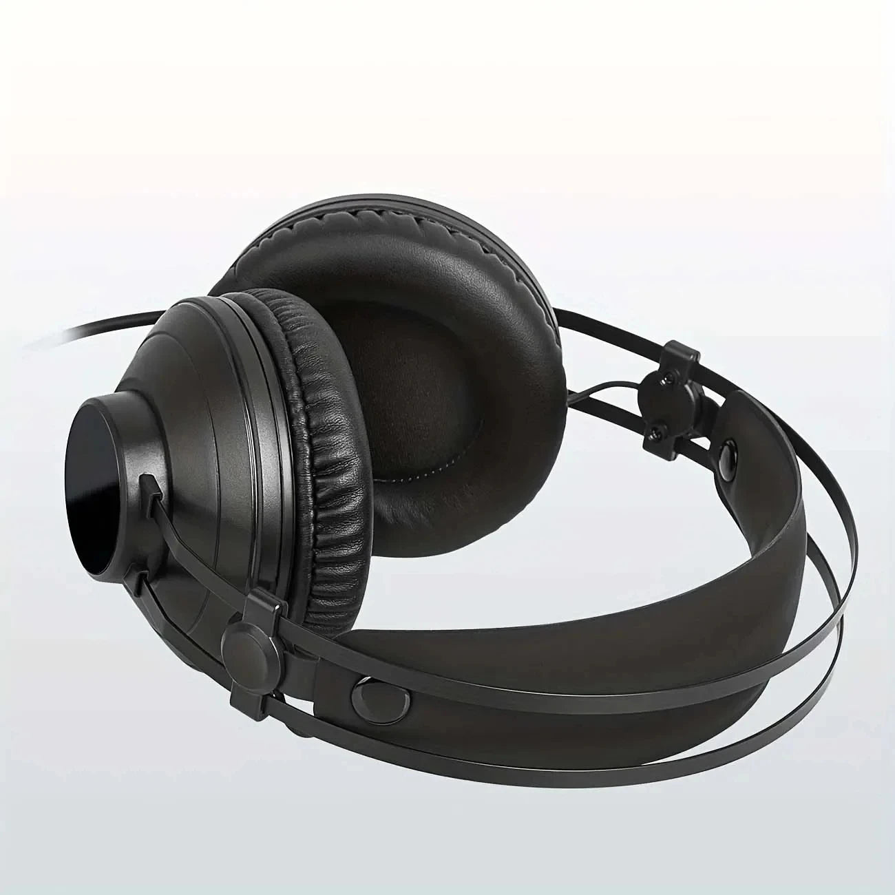 EYOUO Studio headphones with excellent sound quality, suitable recording, podcasting, DJing, and playing the keyboard.