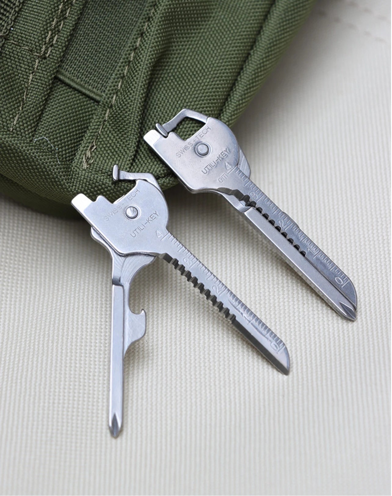 Outdoor multifunctional keychain multifunctional tool 6-in-1 folding mini knife hardware tool creativity