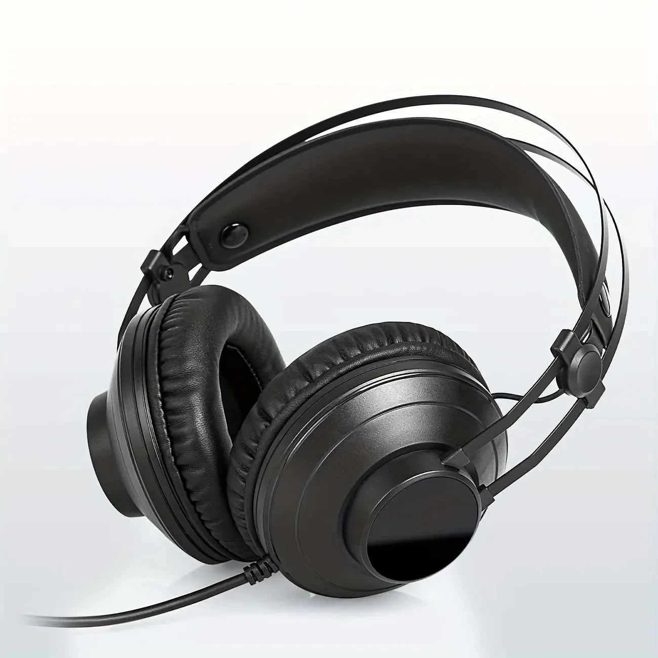 EYOUO Studio headphones with excellent sound quality, suitable recording, podcasting, DJing, and playing the keyboard.